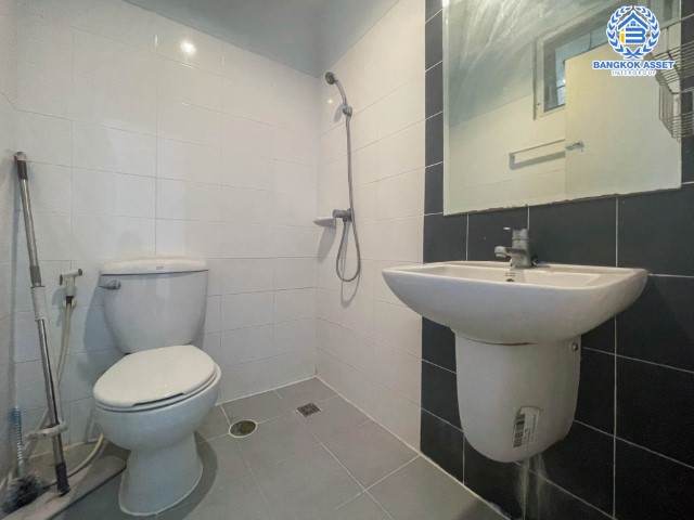 ทาวน์เฮ้าส์มือสองนนทบุรี ม.อารียา เดอะคัลเลอร์ ติวานนท์ เฟส3 เนื้อที่ 17.5 ตร.ว. ฟังก์ชัน 3 ห้องนอน 2 ห้องน้ำ 1 ที่จอดรถ สภาพแวดล้อมในซอยดี บนทำเลติด ถ.ติวานนท์ ใกล้เมืองทองธานี และทางด่วน "ศรีสมาน" บ้านราคาถูกสุดในโครงการ...